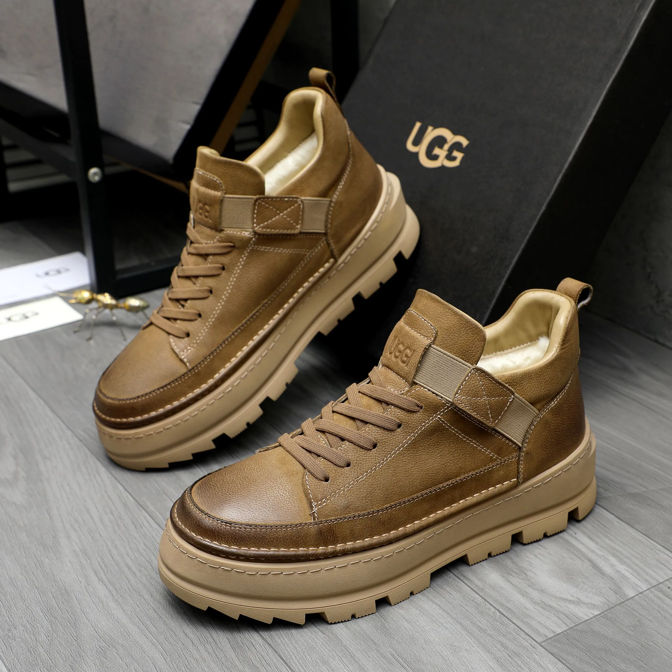 P620 Product trademark: "UGG" Gaobang men's shoes Regular size: 39-44 Product materials: Selected first-layer cowhide upper, wool lining, original outsole